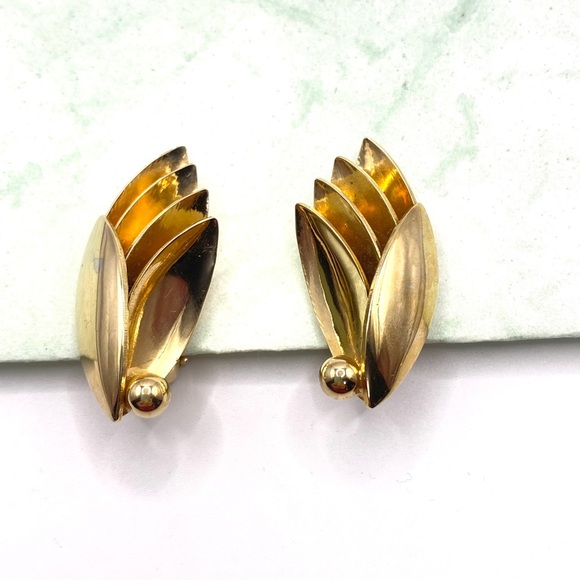 Vintage Goldtone Clip-On Earrings - Picture 2 of 7